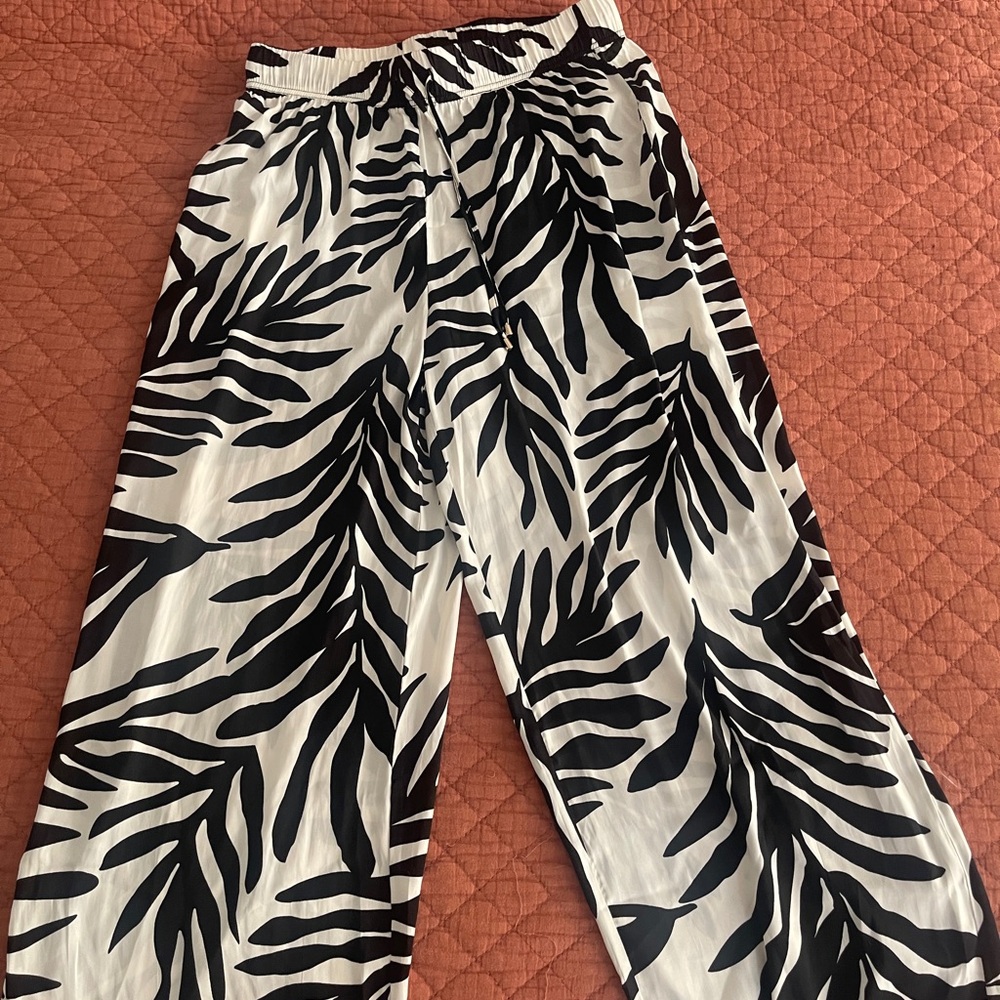 Elegant Black and White Leaf Print Women's Pants